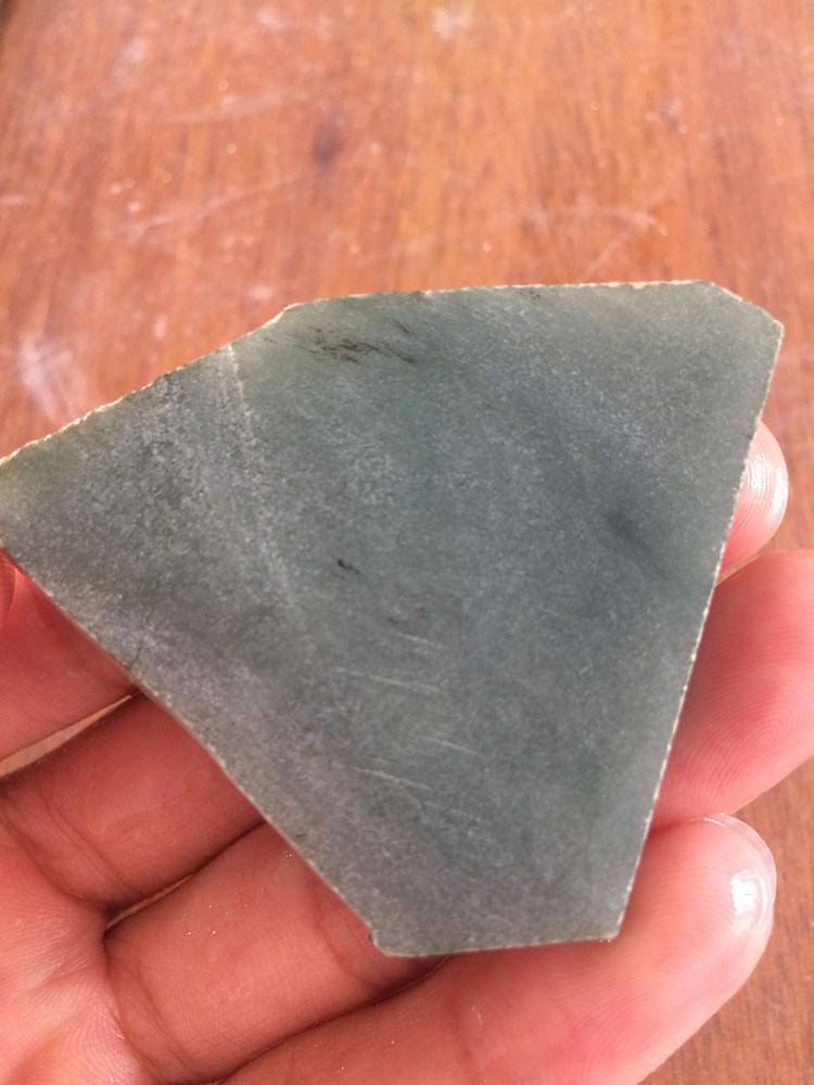 翡翠里面的石纹是裂吗,翡翠原石上有裂纹吗-第1张图片-翡翠网 翡翠里面的石纹是裂吗,翡翠原石上有裂纹吗-第1张图片-翡翠网