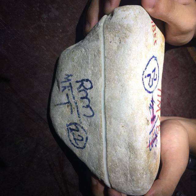 翡翠原石白沙皮知识白岩沙皮壳翡翠原石特点-第2张图片-翡翠网 翡翠原石白沙皮知识白岩沙皮壳翡翠原石特点-第2张图片-翡翠网