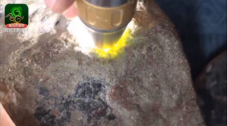 翡翠毛料与成品对比翡翠毛料知识讲解-第1张图片-翡翠网 翡翠毛料与成品对比翡翠毛料知识讲解-第1张图片-翡翠网