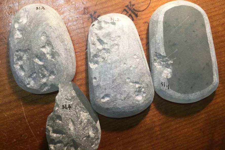 翡翠毛料与成品对比翡翠毛料知识讲解-第2张图片-翡翠网 翡翠毛料与成品对比翡翠毛料知识讲解-第2张图片-翡翠网