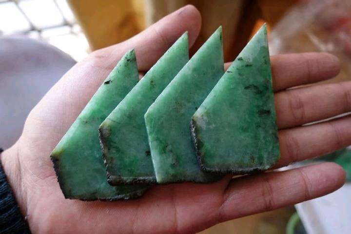 豆绿翡翠原石豆绿翡翠是什么颜色-第1张图片-翡翠网 豆绿翡翠原石豆绿翡翠是什么颜色-第1张图片-翡翠网