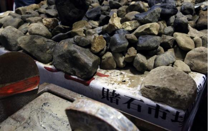 翡翠原石砖头料图片用翡翠原石做墙砖-第1张图片-翡翠网