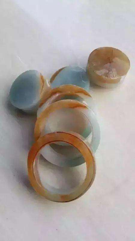 一万多元的翡翠原石手镯,一万块钱能买到什么样的翡翠手镯-第1张图片-翡翠网