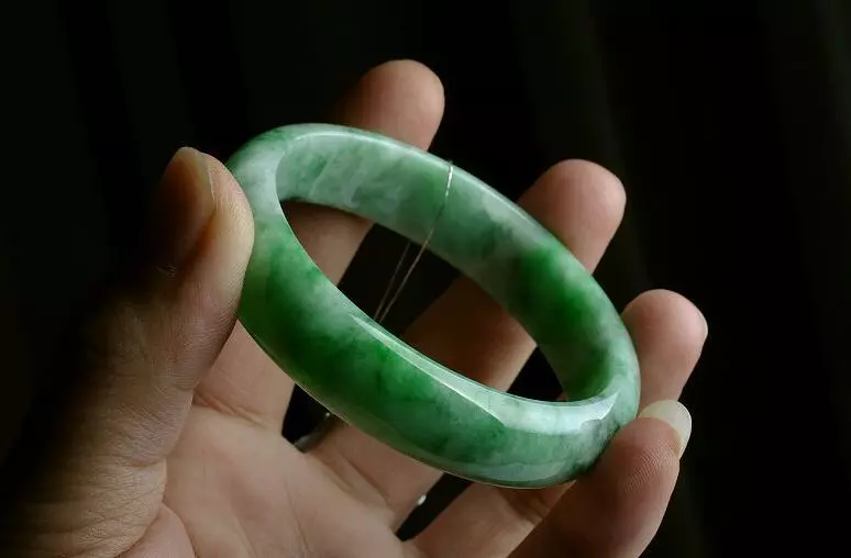 最值钱的翡翠,最值钱的翡翠是什么颜色-第2张图片-翡翠网 最值钱的翡翠,最值钱的翡翠是什么颜色-第2张图片-翡翠网