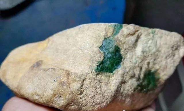 原石翡翠的价格原石翡翠的价格及图片-第1张图片-翡翠网 原石翡翠的价格原石翡翠的价格及图片-第1张图片-翡翠网