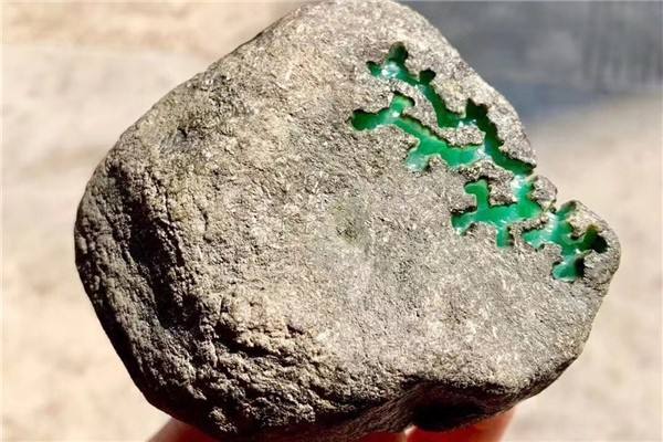 台湾玉原石的鉴别方法,台湾翡翠原石在哪-第2张图片-翡翠网