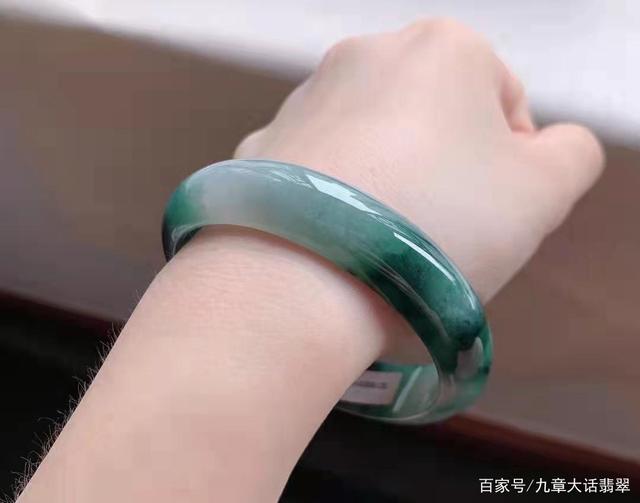 翡翠手镯的瑕疵问题和知识介绍翡翠手镯的瑕疵问题和知识-第1张图片-翡翠网 翡翠手镯的瑕疵问题和知识介绍翡翠手镯的瑕疵问题和知识-第1张图片-翡翠网