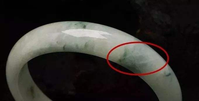 翡翠手镯的瑕疵问题和知识介绍翡翠手镯的瑕疵问题和知识-第2张图片-翡翠网 翡翠手镯的瑕疵问题和知识介绍翡翠手镯的瑕疵问题和知识-第2张图片-翡翠网