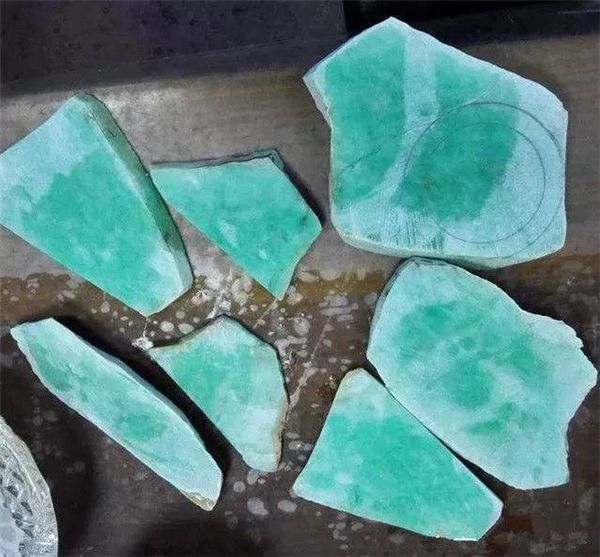 翡翠原石为什么打水翡翠原石打水是什么意思-第1张图片-翡翠网 翡翠原石为什么打水翡翠原石打水是什么意思-第1张图片-翡翠网