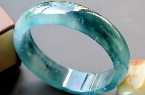 翡翠手镯发黑什么原因,翡翠手镯发黑什么原因呢-第1张图片-翡翠网