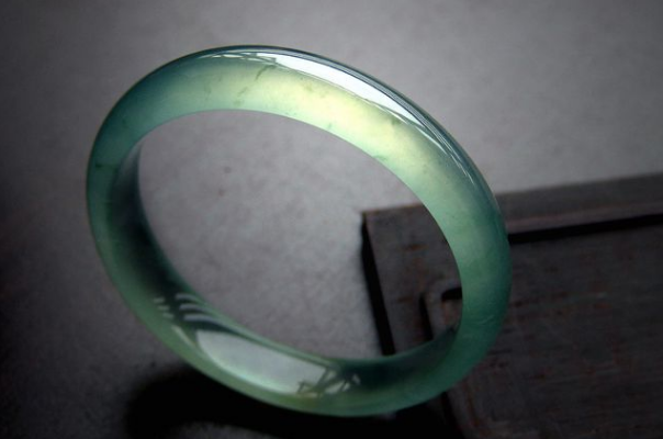 翡翠手镯发黑什么原因,翡翠手镯发黑什么原因呢-第2张图片-翡翠网