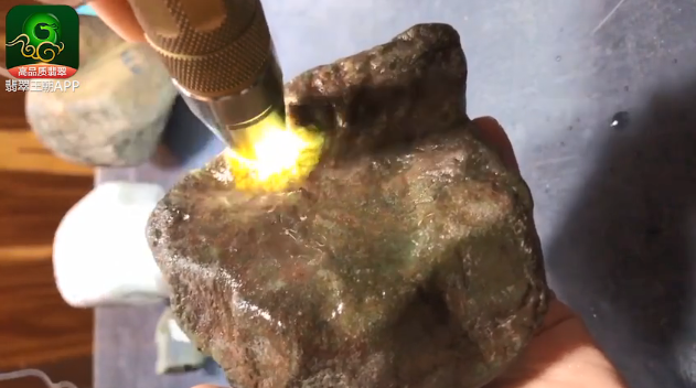 莫莫场口的翡翠原石老南齐翡翠原石的特点-第1张图片-翡翠网 莫莫场口的翡翠原石老南齐翡翠原石的特点-第1张图片-翡翠网