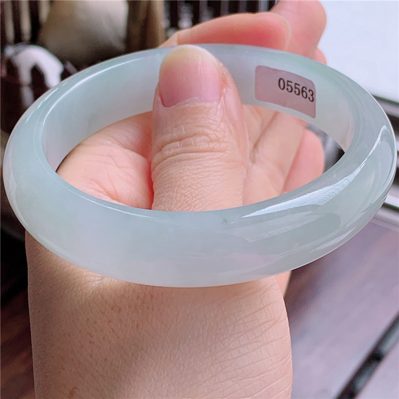 翡翠手镯圈口和其它手镯是一样的吗,翡翠手镯正圈和圆条圈口的差异-第1张图片-翡翠网 翡翠手镯圈口和其它手镯是一样的吗,翡翠手镯正圈和圆条圈口的差异-第1张图片-翡翠网