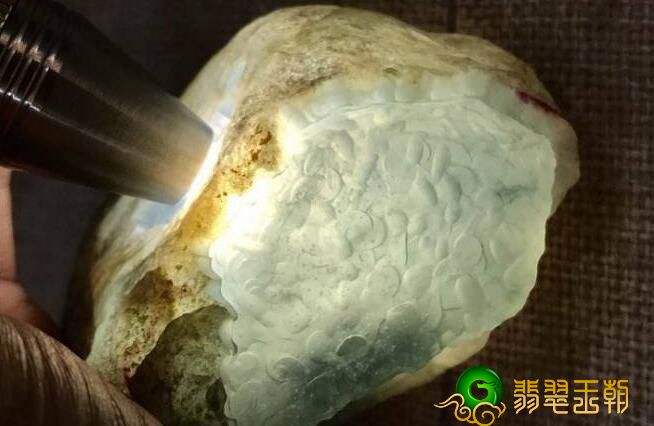 翡翠原石糯冰种多少钱一公斤呢,翡翠原石糯冰种多少钱一公斤-第2张图片-翡翠网 翡翠原石糯冰种多少钱一公斤呢,翡翠原石糯冰种多少钱一公斤-第2张图片-翡翠网