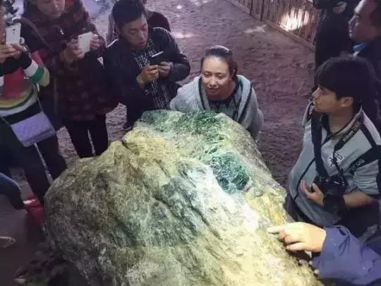 翡翠原石精品图片老汉翡翠原石-第2张图片-翡翠网 翡翠原石精品图片老汉翡翠原石-第2张图片-翡翠网