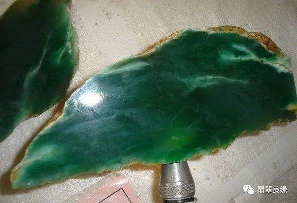 翡翠原石有股味道是怎么回事,翡翠原石臭-第1张图片-翡翠网