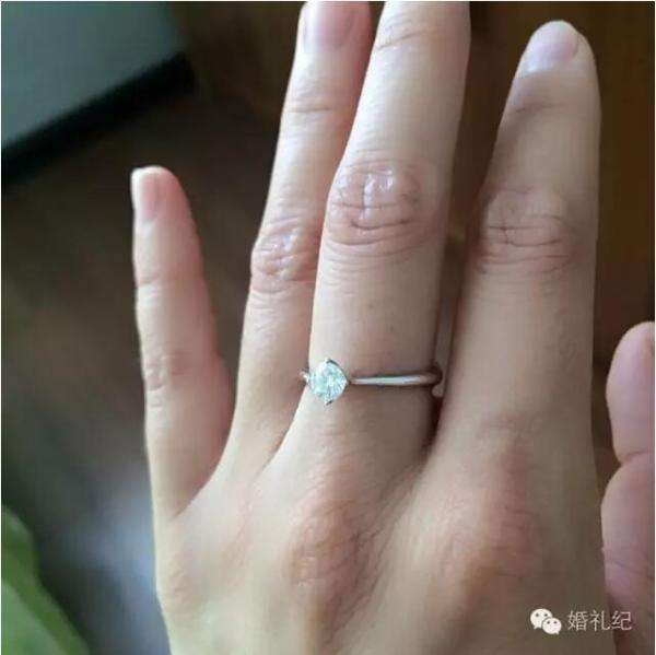 50分钻戒上手效果图70分钻戒和50分钻戒对比上手效果图-第1张图片-翡翠网 50分钻戒上手效果图70分钻戒和50分钻戒对比上手效果图-第1张图片-翡翠网