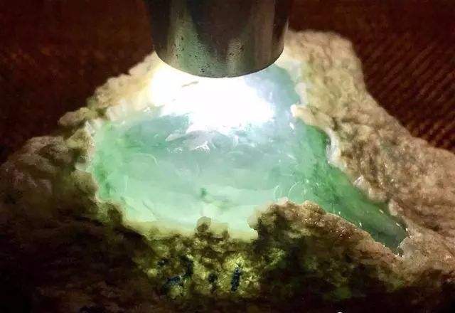 翡翠原石开窗图案图片,开窗翡翠原石的行话-第1张图片-翡翠网 翡翠原石开窗图案图片,开窗翡翠原石的行话-第1张图片-翡翠网