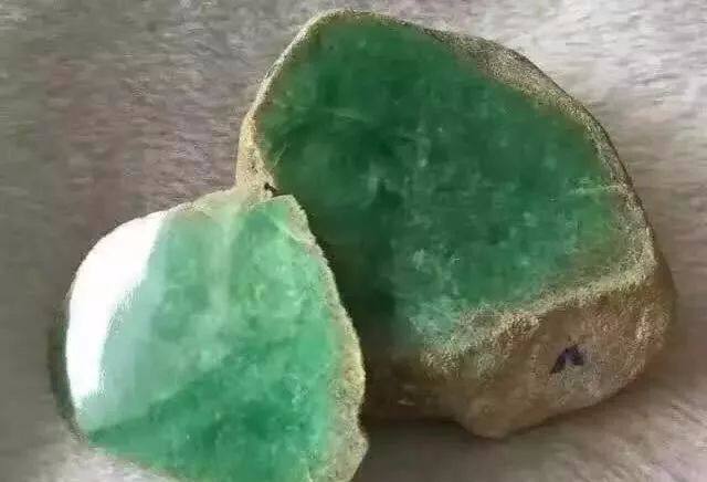 翡翠原石开窗图案图片,开窗翡翠原石的行话-第2张图片-翡翠网 翡翠原石开窗图案图片,开窗翡翠原石的行话-第2张图片-翡翠网