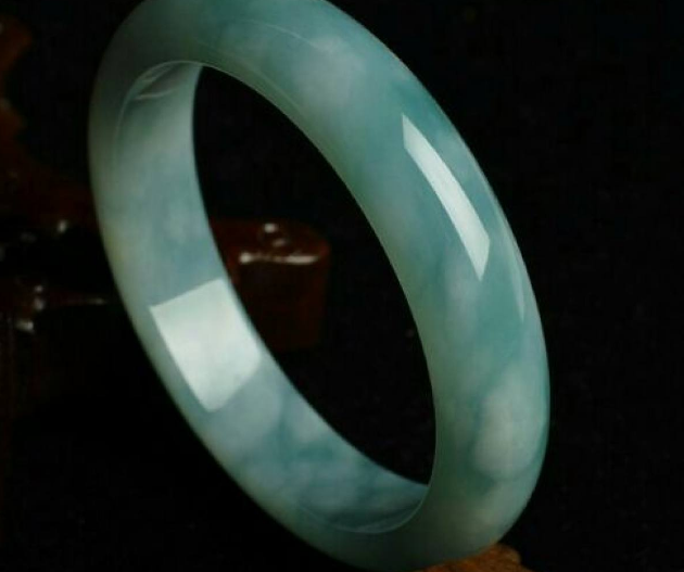 翡翠手镯五万有石纹,翡翠镯子有石纹就不值钱了?