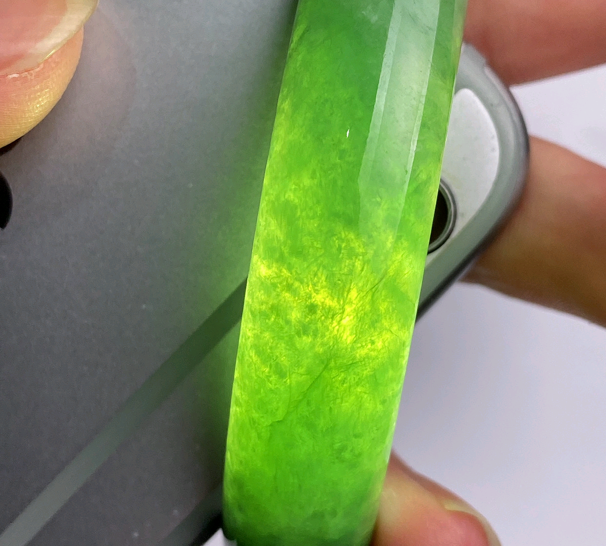 翡翠手镯五万有石纹,翡翠镯子有石纹就不值钱了?-第2张图片-翡翠网 翡翠手镯五万有石纹,翡翠镯子有石纹就不值钱了?-第2张图片-翡翠网