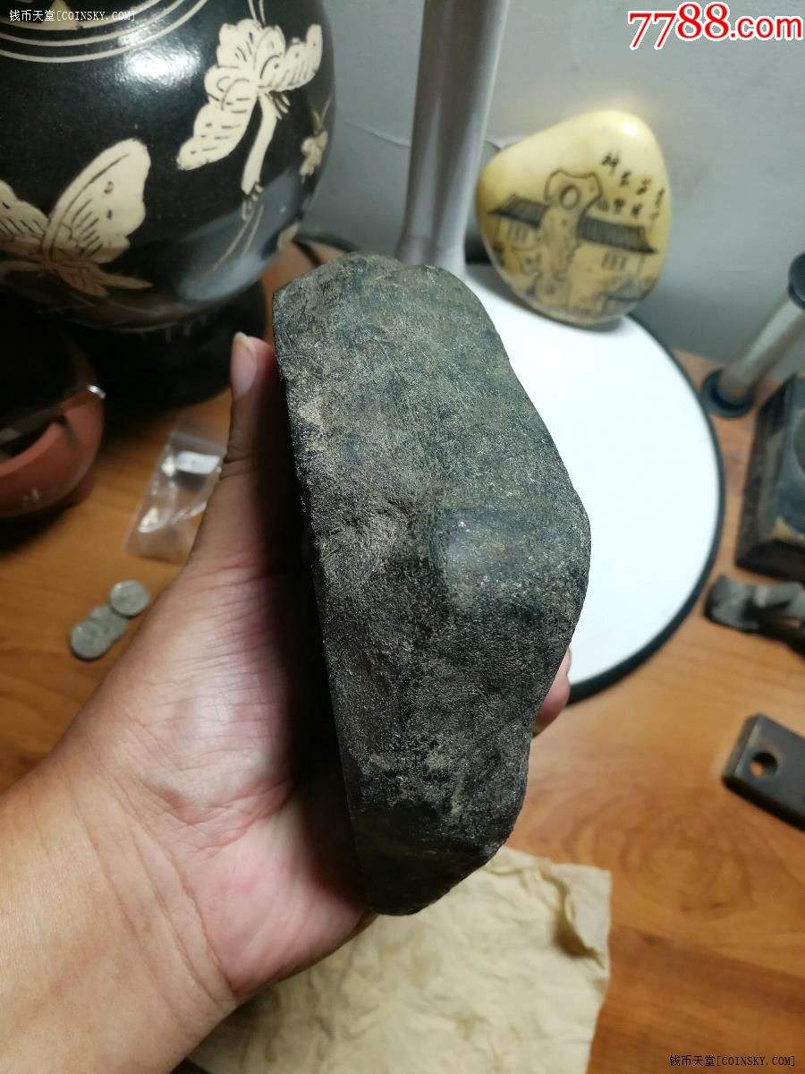 黑皮翡翠原石图片,黑皮翡翠原石图片欣赏-第2张图片-翡翠网 黑皮翡翠原石图片,黑皮翡翠原石图片欣赏-第2张图片-翡翠网