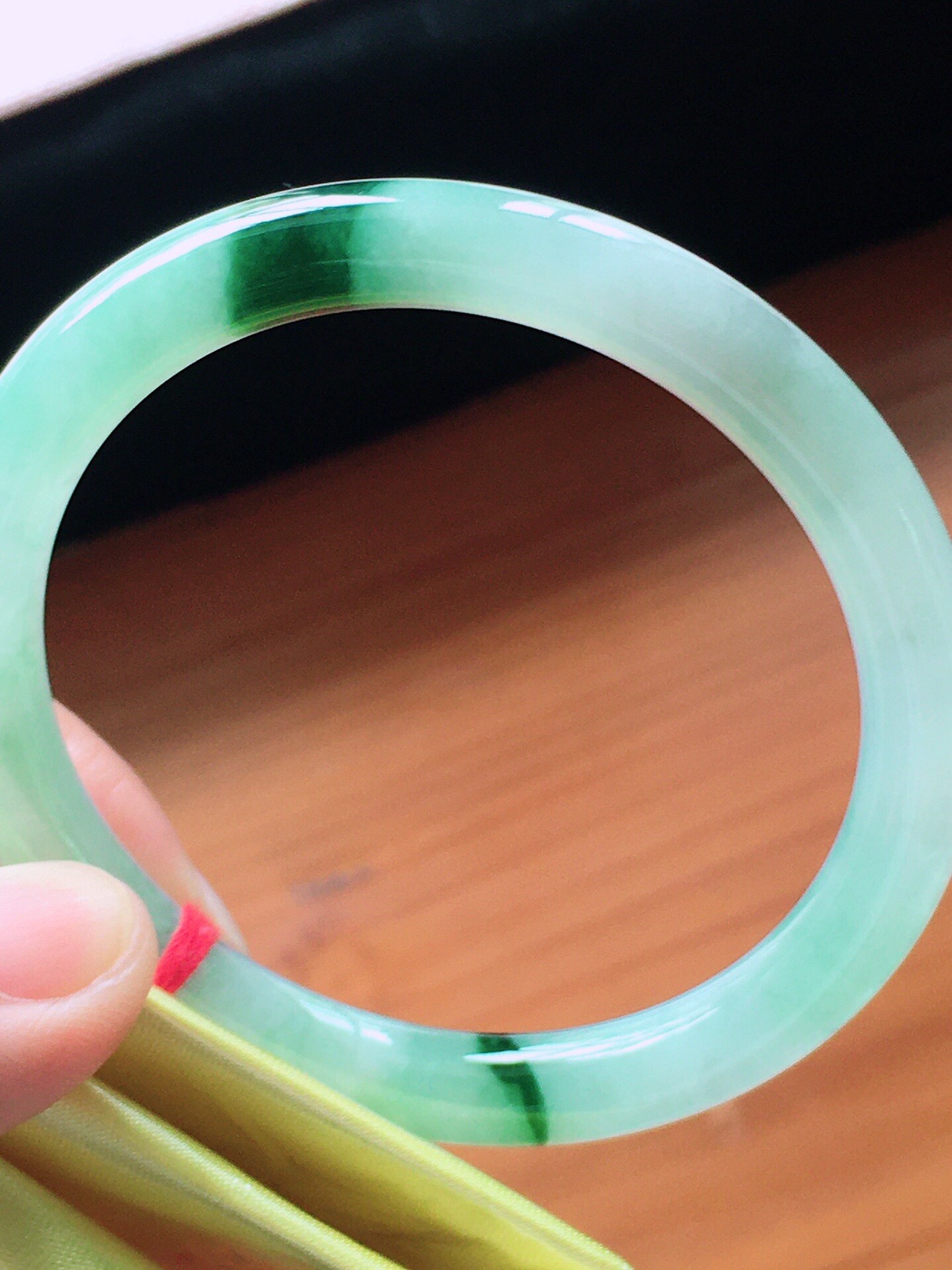 缅甸翡翠玉手镯女冰种飘蓝花介绍的简单介绍-第1张图片-翡翠网