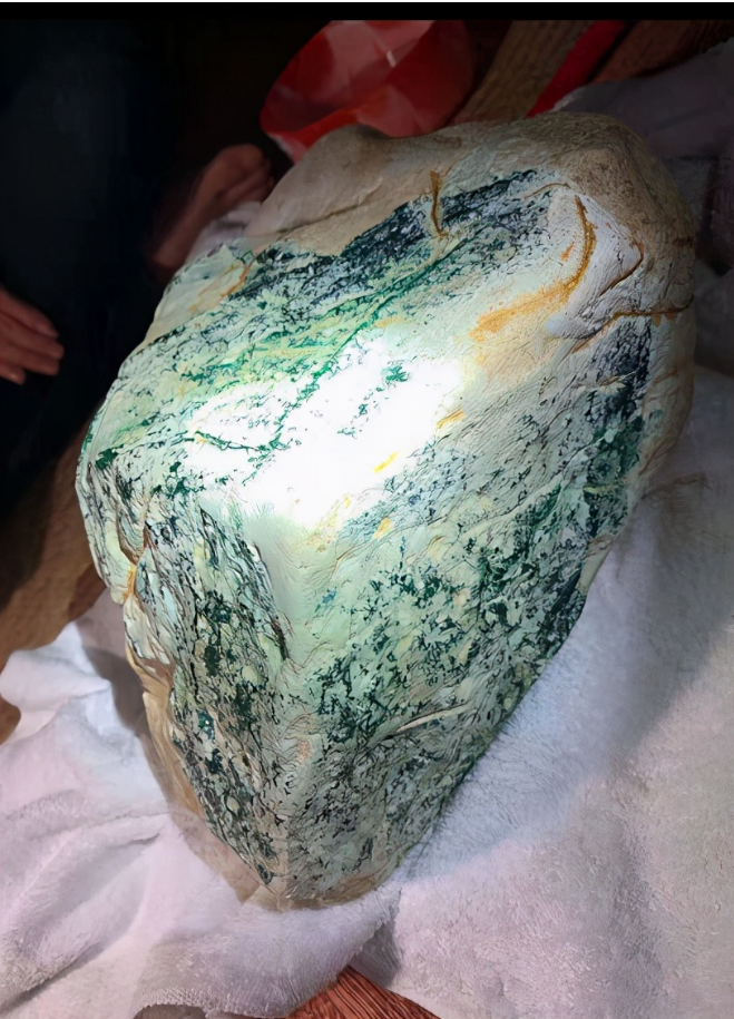 翡翠原石是什么的简单介绍-第1张图片-翡翠网 翡翠原石是什么的简单介绍-第1张图片-翡翠网