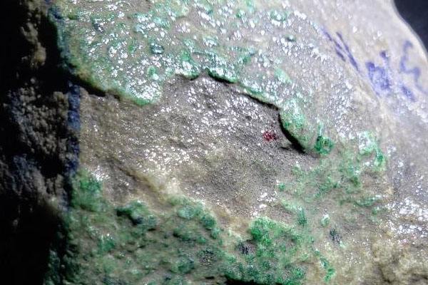 木纳翡翠原石出帝王绿木那原石都出什么色的翡翠-第2张图片-翡翠网 木纳翡翠原石出帝王绿木那原石都出什么色的翡翠-第2张图片-翡翠网