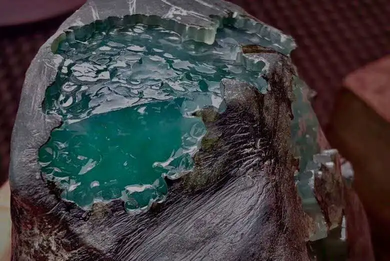 扒皮翡翠原石,翡翠原石瞒-第2张图片-翡翠网 扒皮翡翠原石,翡翠原石瞒-第2张图片-翡翠网