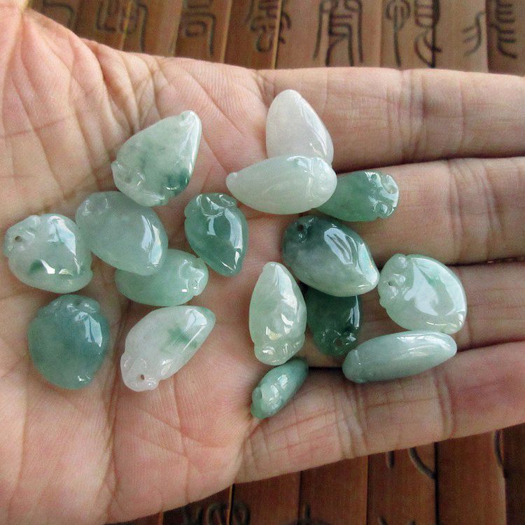 翡翠知识图解桃形翡翠的简单介绍-第1张图片-翡翠网 翡翠知识图解桃形翡翠的简单介绍-第1张图片-翡翠网