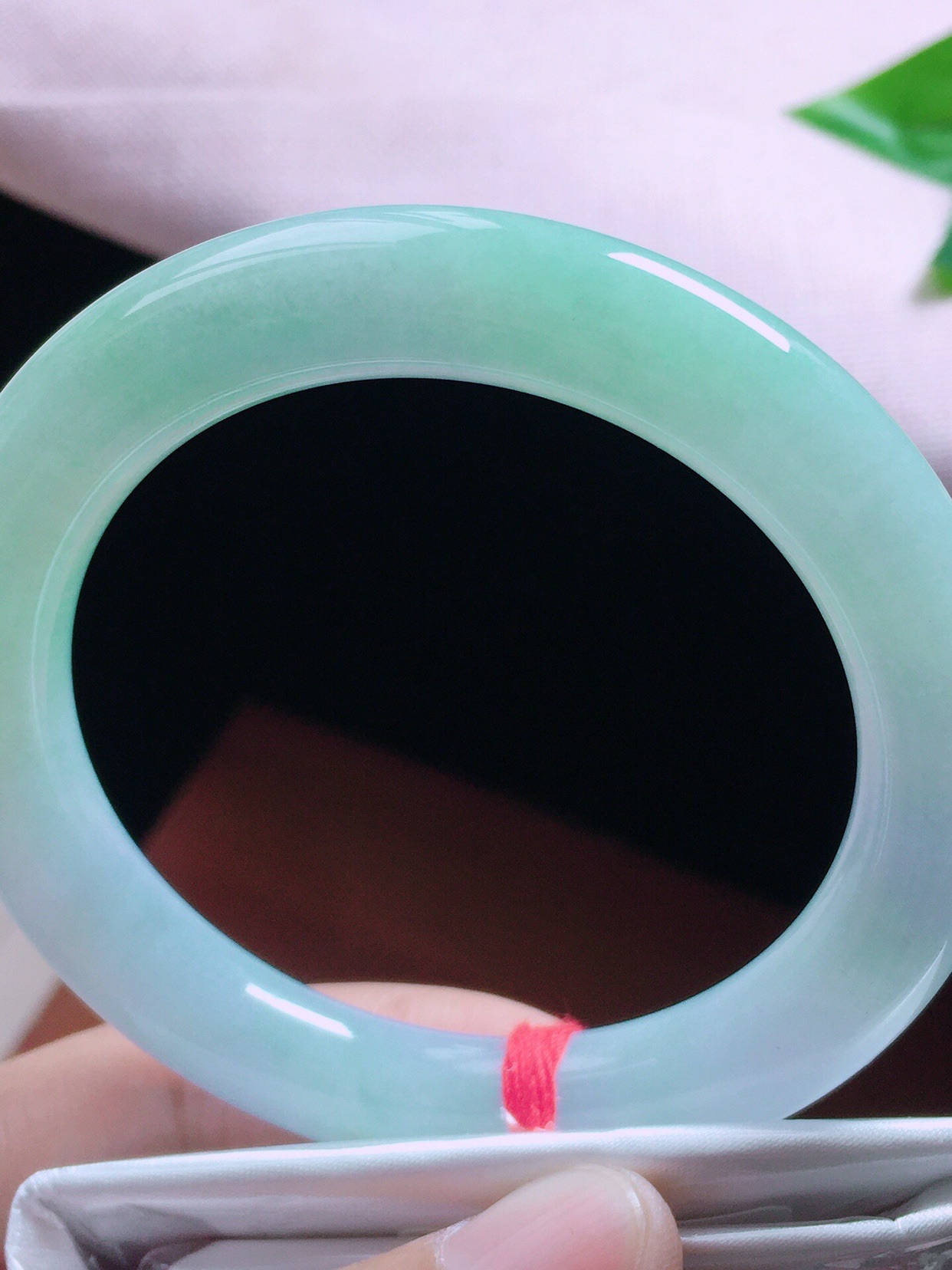 糯冰种春带彩翡翠手镯翡翠糯化春彩手镯-第1张图片-翡翠网 糯冰种春带彩翡翠手镯翡翠糯化春彩手镯-第1张图片-翡翠网