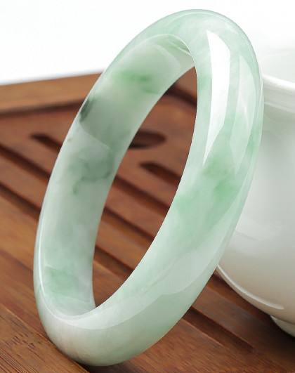 糯冰种春带彩翡翠手镯翡翠糯化春彩手镯-第2张图片-翡翠网 糯冰种春带彩翡翠手镯翡翠糯化春彩手镯-第2张图片-翡翠网