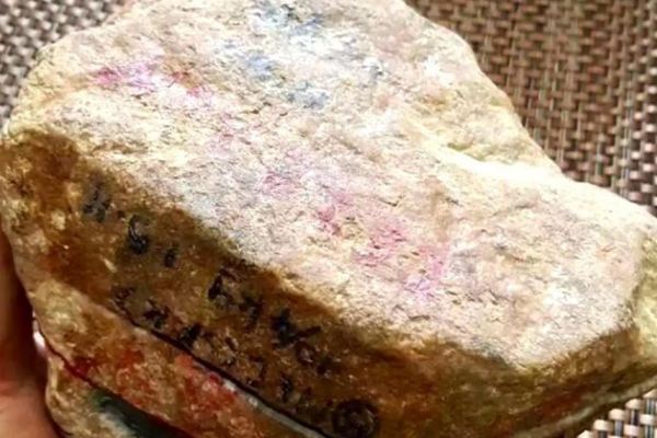 会卡沙皮翡翠原石好吗黑沙皮原石能出好翡翠吗-第1张图片-翡翠网 会卡沙皮翡翠原石好吗黑沙皮原石能出好翡翠吗-第1张图片-翡翠网