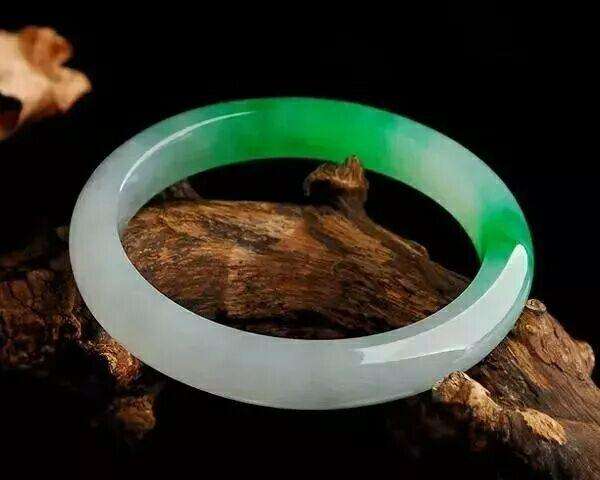 上海翡翠手镯价值价值上亿的翡翠手镯-第1张图片-翡翠网 上海翡翠手镯价值价值上亿的翡翠手镯-第1张图片-翡翠网