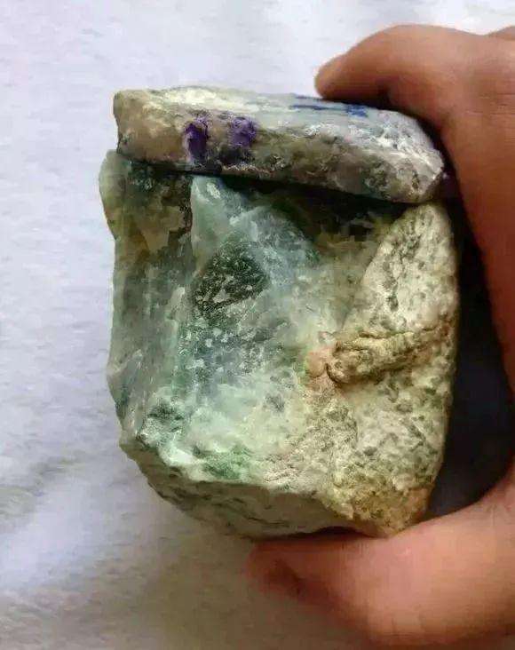 怎样才能看出翡翠原石有没有起油翡翠原石上有油-第1张图片-翡翠网 怎样才能看出翡翠原石有没有起油翡翠原石上有油-第1张图片-翡翠网