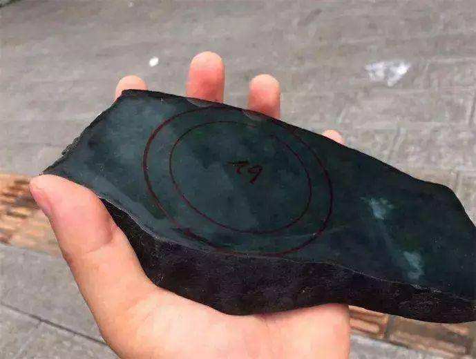 怎样才能看出翡翠原石有没有起油翡翠原石上有油-第2张图片-翡翠网 怎样才能看出翡翠原石有没有起油翡翠原石上有油-第2张图片-翡翠网