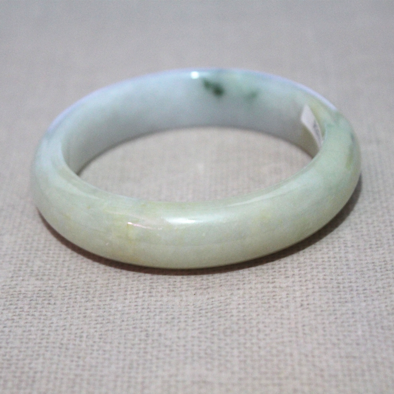 翡翠手镯有黄翡色线,翡翠手镯有色线是什么意思-第1张图片-翡翠网 翡翠手镯有黄翡色线,翡翠手镯有色线是什么意思-第1张图片-翡翠网