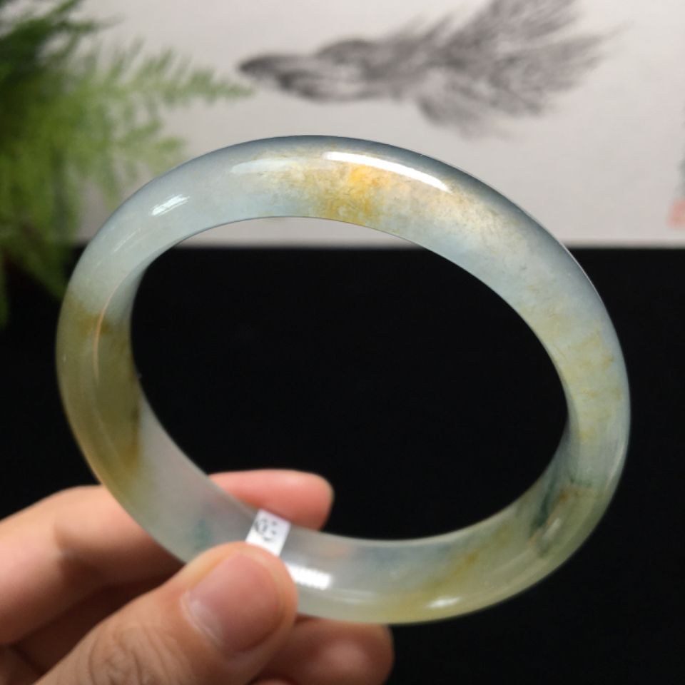 翡翠手镯有黄翡色线,翡翠手镯有色线是什么意思-第2张图片-翡翠网 翡翠手镯有黄翡色线,翡翠手镯有色线是什么意思-第2张图片-翡翠网