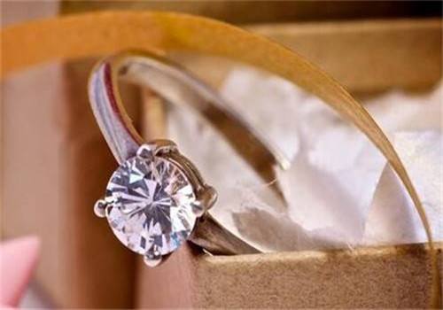 钻戒一般都多少钱?一般的钻戒大概多少钱-第2张图片-翡翠网 钻戒一般都多少钱?一般的钻戒大概多少钱-第2张图片-翡翠网