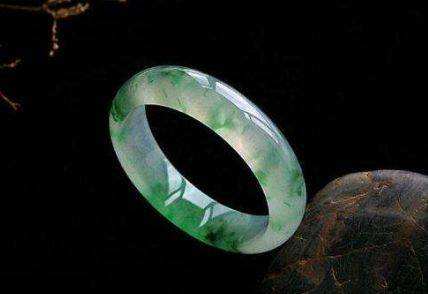 翡翠的真假怎么分,真假翡翠知识点-第1张图片-翡翠网 翡翠的真假怎么分,真假翡翠知识点-第1张图片-翡翠网