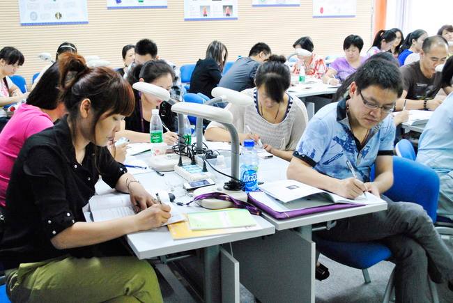 翡翠的专业知识与销售技巧翡翠销售知识培训-第2张图片-翡翠网 翡翠的专业知识与销售技巧翡翠销售知识培训-第2张图片-翡翠网