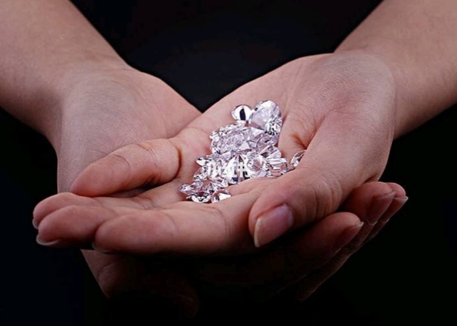 钻石恒久远一颗永流传 广告是谁打的,钻石恒久远一颗永流传-第1张图片-翡翠网