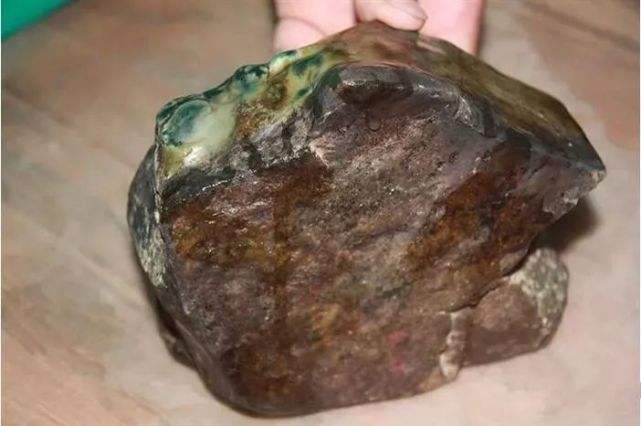 关于翡翠**游戏有裂痕的原石的信息-第1张图片-翡翠网