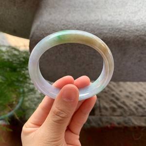 翡翠手镯三彩的贵还是一个色的贵翡翠手镯三彩的贵还是一个色的贵呢-第1张图片-翡翠网 翡翠手镯三彩的贵还是一个色的贵翡翠手镯三彩的贵还是一个色的贵呢-第1张图片-翡翠网