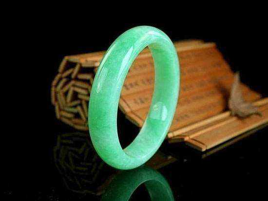 如果鉴定翡翠手镯,如果鉴定翡翠手镯的真假-第1张图片-翡翠网 如果鉴定翡翠手镯,如果鉴定翡翠手镯的真假-第1张图片-翡翠网