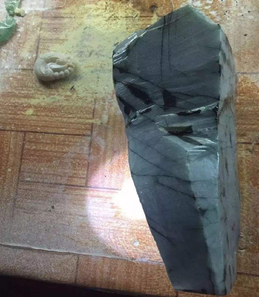 翡翠原石去皮后怎么判断好坏,翡翠原石怎样去皮-第1张图片-翡翠网 翡翠原石去皮后怎么判断好坏,翡翠原石怎样去皮-第1张图片-翡翠网