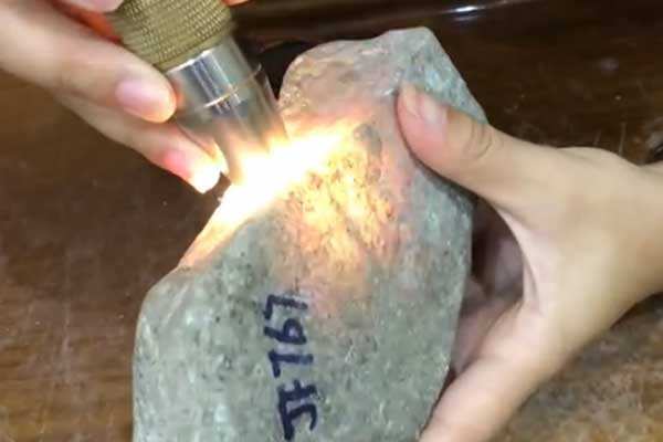 翡翠原石去皮后怎么判断好坏,翡翠原石怎样去皮-第2张图片-翡翠网 翡翠原石去皮后怎么判断好坏,翡翠原石怎样去皮-第2张图片-翡翠网