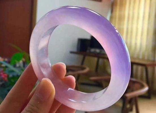 翡翠起胶好还是起荧好翡翠起胶与起荧知识-第1张图片-翡翠网 翡翠起胶好还是起荧好翡翠起胶与起荧知识-第1张图片-翡翠网