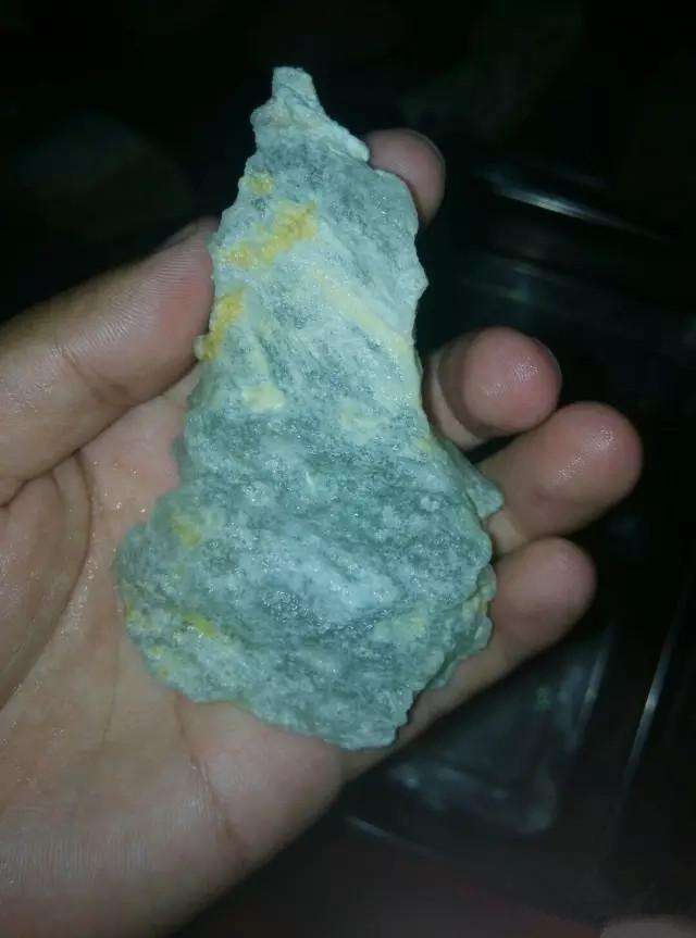 翡翠原石脱沙是什么意思,翡翠原石脱砂的特征-第1张图片-翡翠网 翡翠原石脱沙是什么意思,翡翠原石脱砂的特征-第1张图片-翡翠网